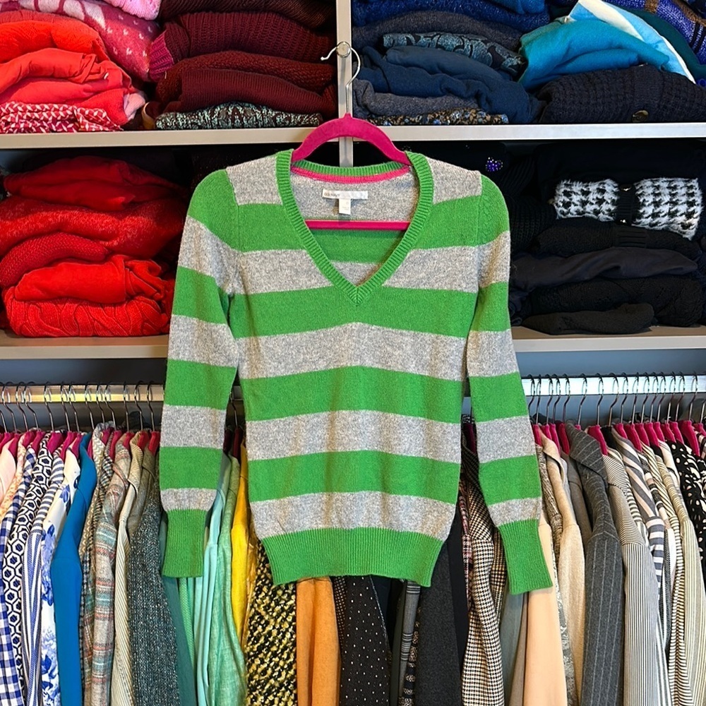 Old Navy gray/green striped v neck long sleeve sweater size XS